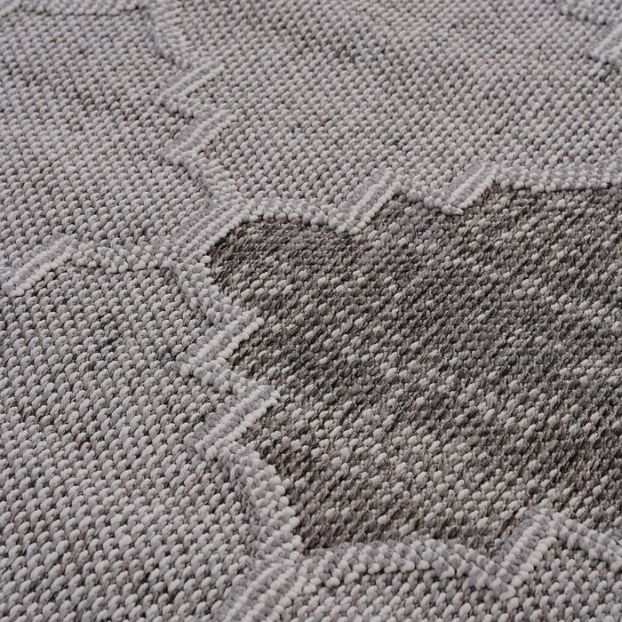 Guros - 6' X 9' Trellis Indoor / Outdoor Area Rug - White / Gray